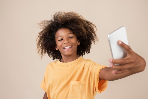 Kostenloses Foto porträt eines coolen teenagers, der selfie macht?