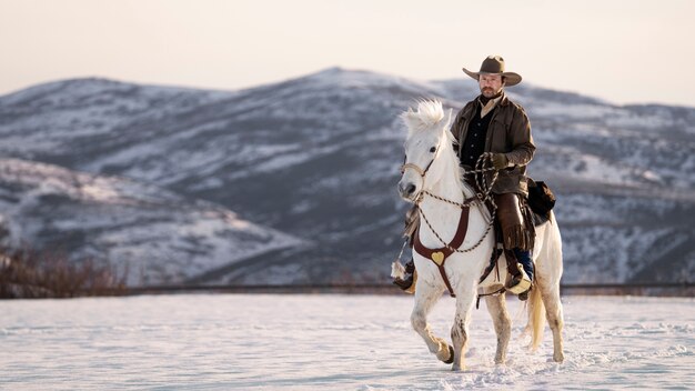 Kostenloses Foto porträt eines cowboys auf einem pferd