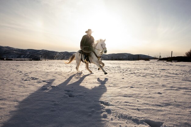 Porträt eines Cowboys auf einem Pferd