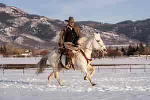 Kostenloses Foto porträt eines cowboys auf einem pferd