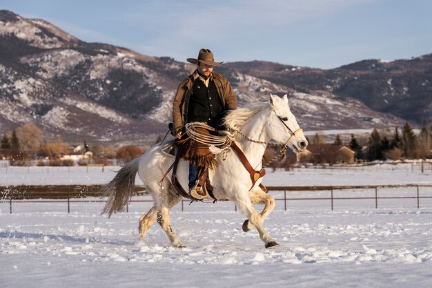 Porträt eines Cowboys auf einem Pferd