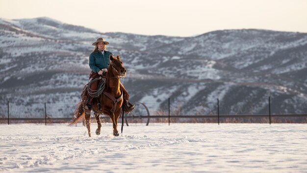 Porträt eines Cowgirls auf einem Pferd