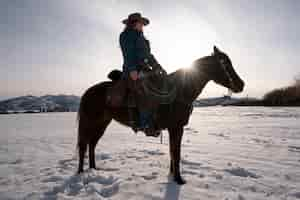 Kostenloses Foto porträt eines cowgirls auf einem pferd