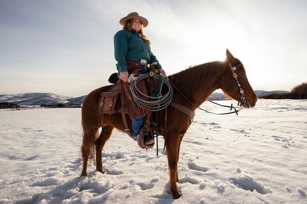Porträt eines Cowgirls auf einem Pferd