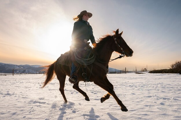 Porträt eines Cowgirls auf einem Pferd