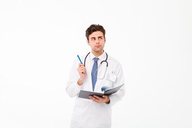 Porträt eines durchdachten jungen männlichen Doktors