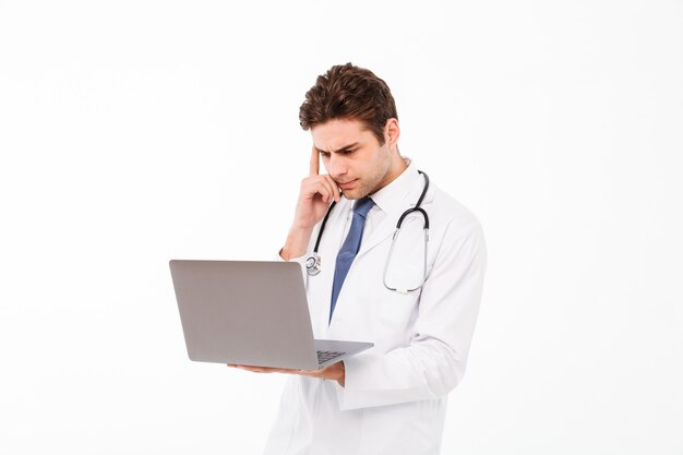 Porträt eines ernsten jungen männlichen Doktors mit Stethoskop