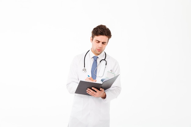 Porträt eines ernsten jungen männlichen Doktors mit Stethoskop