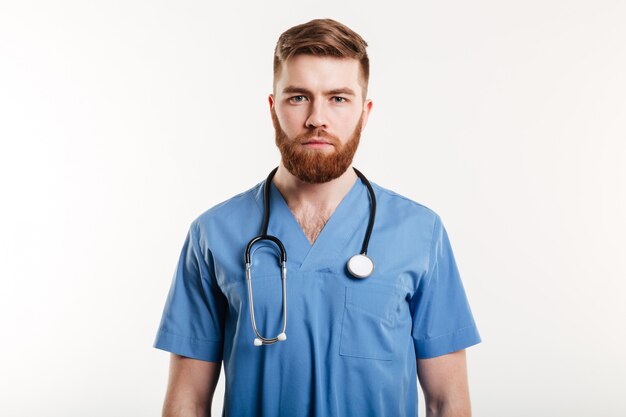 Porträt eines ernsthaften selbstbewussten männlichen Arztes stehend