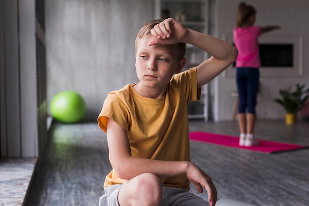 Porträt eines erschöpften Jungen zu Hause