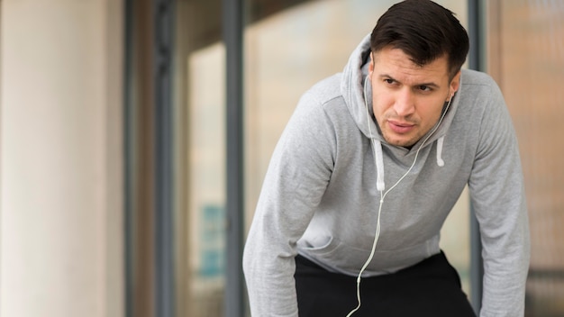 Kostenloses Foto porträt eines erwachsenen, der sich auf das training vorbereitet