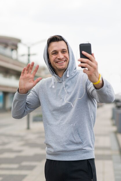 Porträt eines erwachsenen Mannes, der ein Selfie nimmt