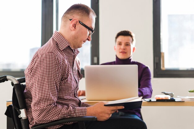 Porträt eines erwachsenen Mannes, der seine Arbeitsnotizen prüft