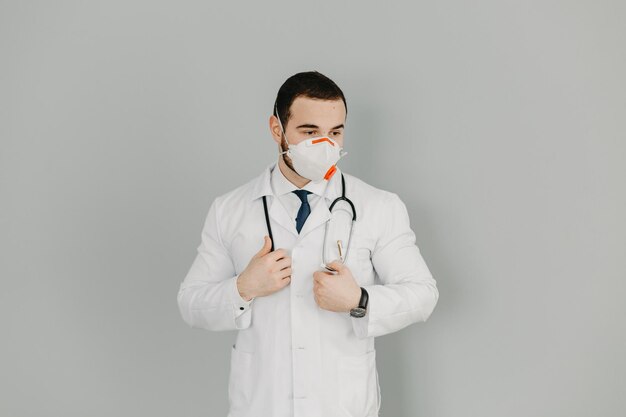 Porträt eines freundlichen Doktors getrennt auf Grau