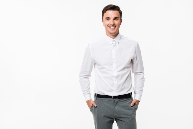 Porträt eines fröhlichen Mannes in einem weißen Hemd stehend