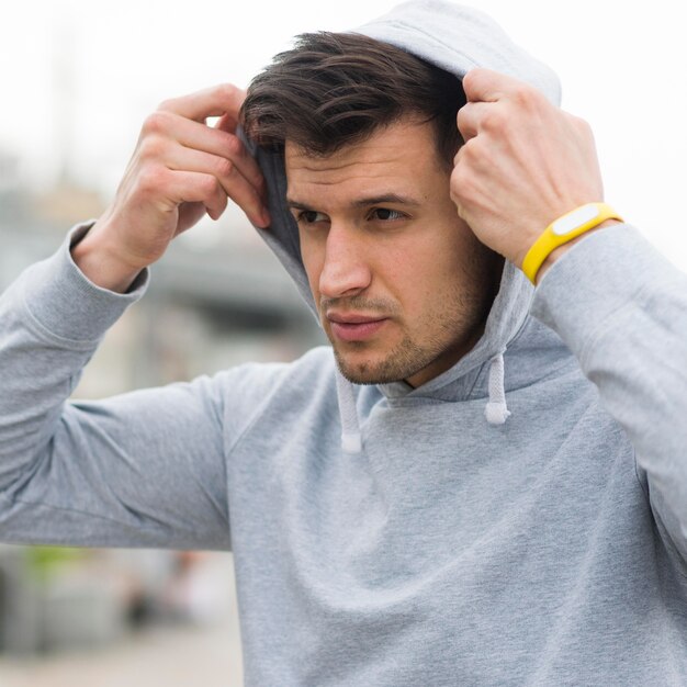 Porträt eines gesunden Athleten, der sich zum Joggen fertig macht