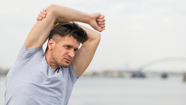 Porträt eines gesunden Mannes, der sich im Freien ausdehnt