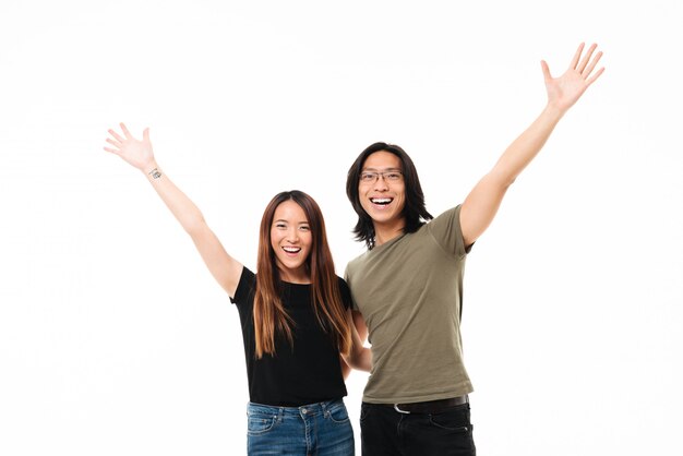Porträt eines glücklichen fröhlichen asiatischen Paares stehend