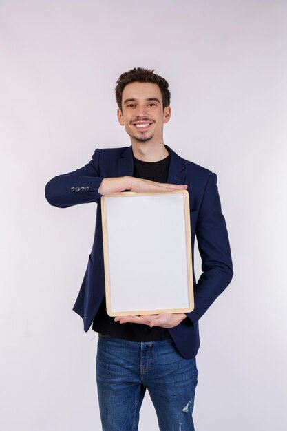 Porträt eines glücklichen Geschäftsmannes, der ein leeres Schild auf isoliertem weißem Hintergrund zeigt