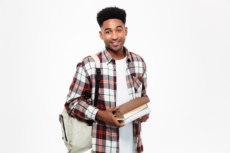 Kostenlose Foto porträt eines glücklichen jungen afrikanischen männlichen studenten