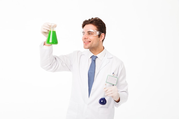 Porträt eines glücklichen jungen männlichen Wissenschaftlers