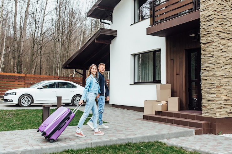Kostenlose Foto porträt eines glücklichen jungen paares, das sich vor ihrer neuen luxusvilla umarmt.