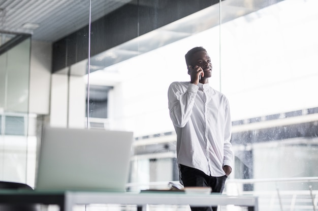 Porträt eines glücklichen lässigen Mannes am modernen Büro