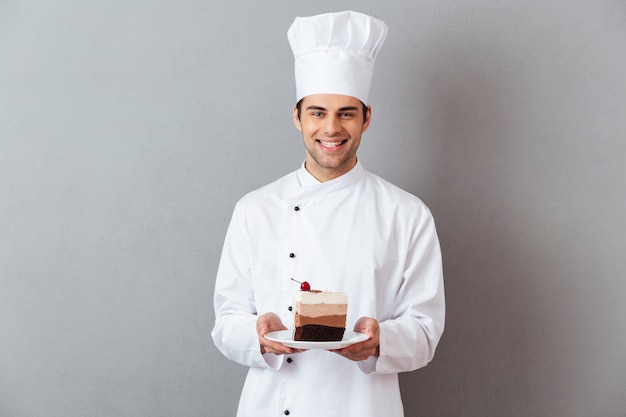 Porträt eines glücklichen männlichen Chefs kleidete in der Uniform an