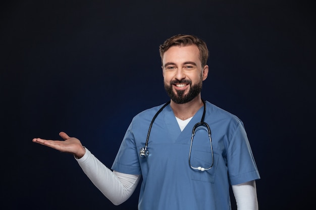 Porträt eines glücklichen männlichen Doktors kleidete in der Uniform an