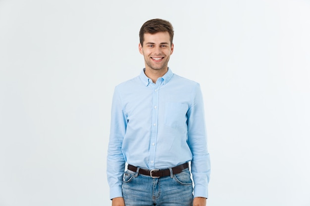 Porträt eines glücklichen modischen gutaussehenden Mannes in Jeans und blauem Hemd Blick auf die Kamera.