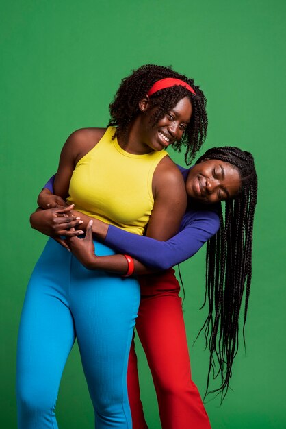 Porträt eines glücklichen romantischen lesbischen Paares, das zusammen posiert
