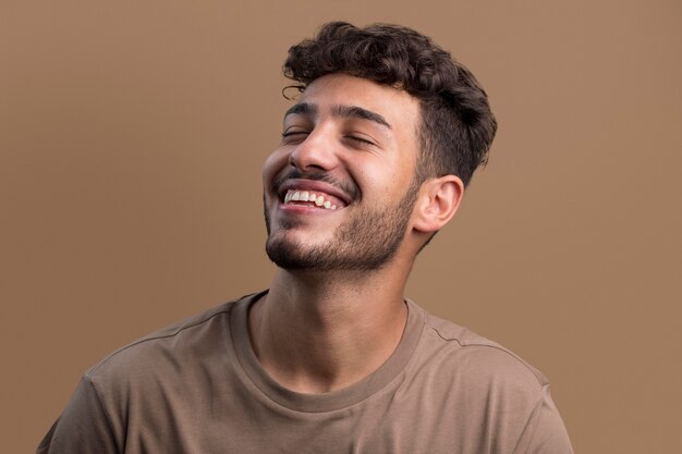 Porträt eines glücklichen Smiley-Mannes