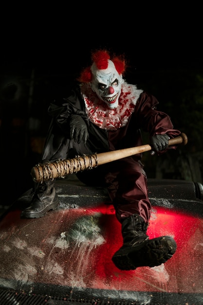 Kostenloses Foto porträt eines gruseligen clowns mit entmutigender ausstrahlung