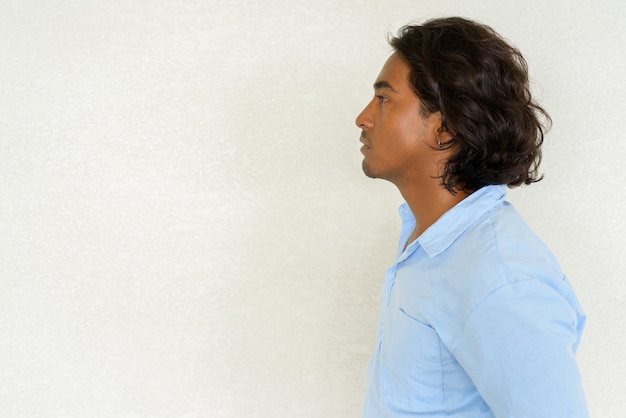 Porträt eines gutaussehenden jungen indischen mannes vor einfarbigem hintergrund