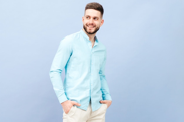 Porträt eines gutaussehenden lächelnden jungen Mannes mit Freizeithemd und Hose