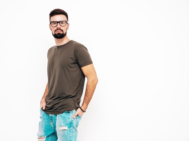 Porträt eines gutaussehenden, selbstbewussten, stilvollen Hipster-Lambersexual-ModelsMann in T-Shirt und Jeans Modemann isoliert auf weißer Wand im Studio