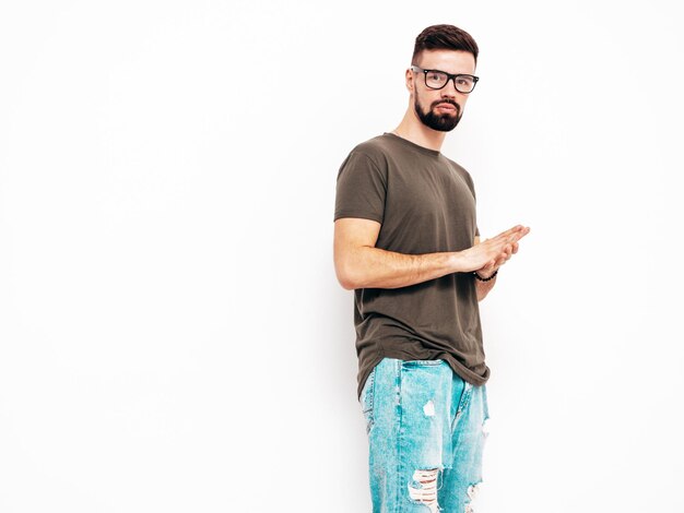 Porträt eines gutaussehenden, selbstbewussten, stilvollen Hipster-Lambersexuellen-ModelsMann in T-Shirt und Jeans Modemann isoliert auf weißer Wand im Studio In Brille