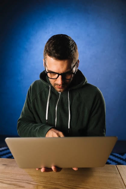 Porträt eines Hackers mit Laptop