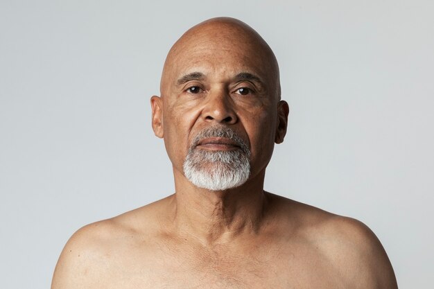 Porträt eines halbnackten älteren Afroamerikaners