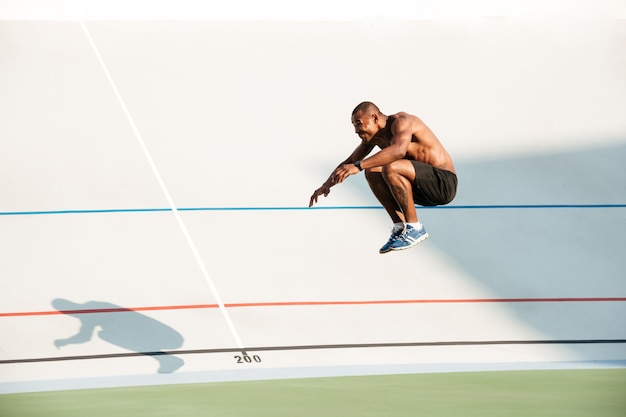 Porträt eines halbnackten afrikanischen Sportlers in voller Länge