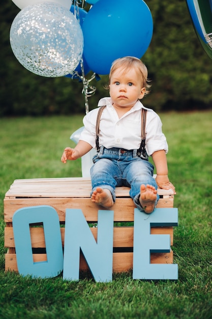 Porträt eines hübschen kleinen Jungen in stilvoller Kleidung hat heute Geburtstag