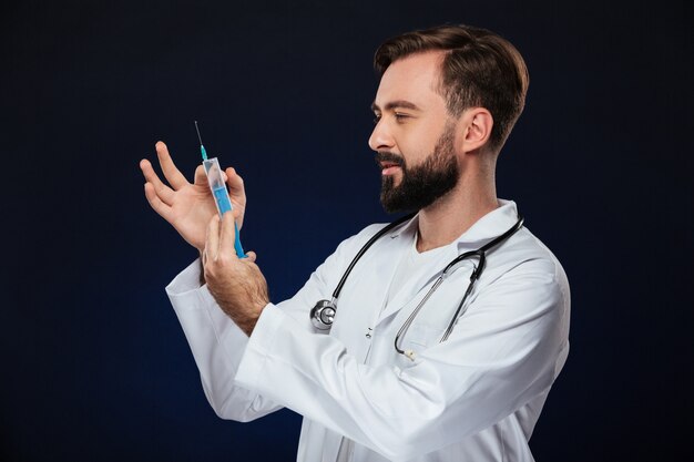 Porträt eines hübschen männlichen Doktors kleidete in der Uniform an