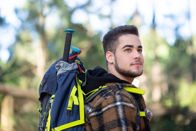 Kostenloses Foto porträt eines hübschen männlichen wanderers. kaukasischer mann mit bart und großem rucksack. hobby, naturkonzept