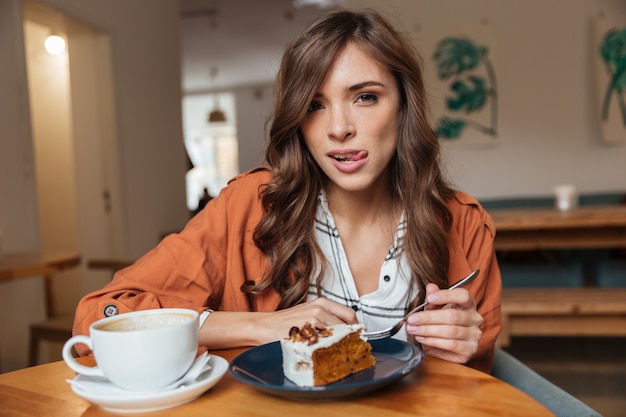 Porträt eines hungrigen Frauenessens