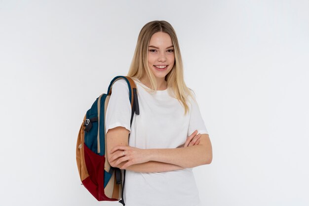 Porträt eines jugendlich Mädchens, das ihren Rucksack hält