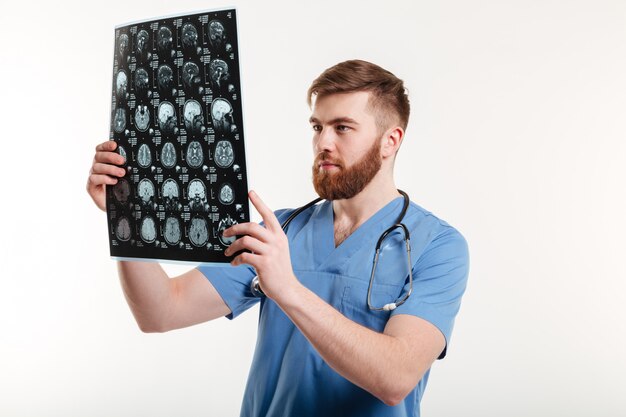 Porträt eines jungen Arztes, der einen CT-Scan analysiert