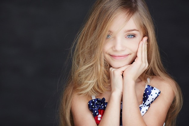 Porträt eines jungen blonden Mädchens mit blauen Augen.