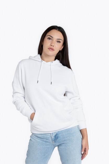Porträt eines jungen Erwachsenen mit Hoodie-Attrappe
