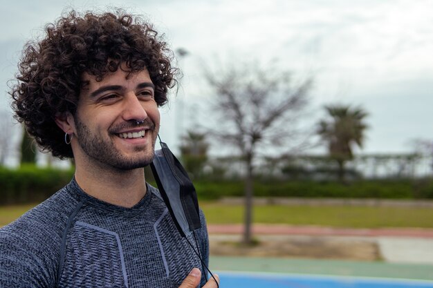 Porträt eines jungen kaukasischen Sportlers, der ohne Maske lächelt