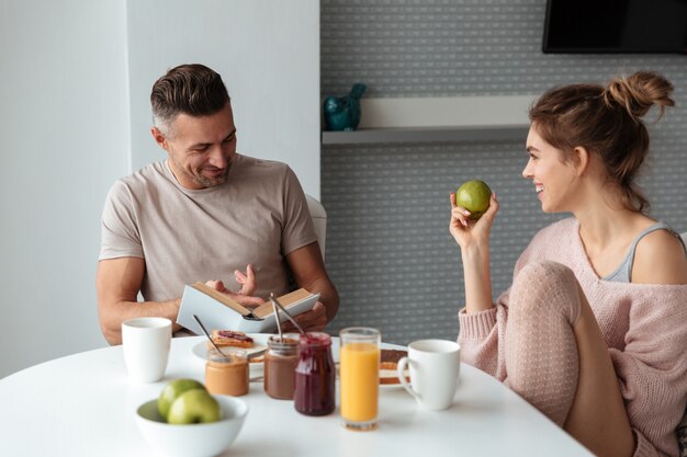 Porträt eines jungen liebevollen Paares, das frühstückt